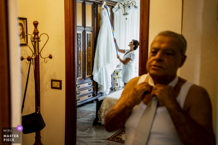 Reggio Calabria Boda Fotoperiodista | padre de la novia preparando su corbata