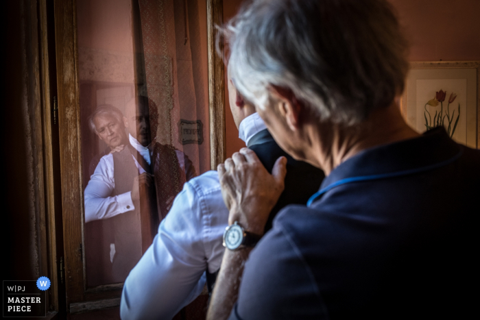 Zdjęcie: <a href="https://www.wpja.com/contests/2018-v14/best-wedding-photographers/2295596"> Peter Kos - Haarlem Noord Holland </a> ojciec i syn przygotowują się do ślubu castello di titignano italy