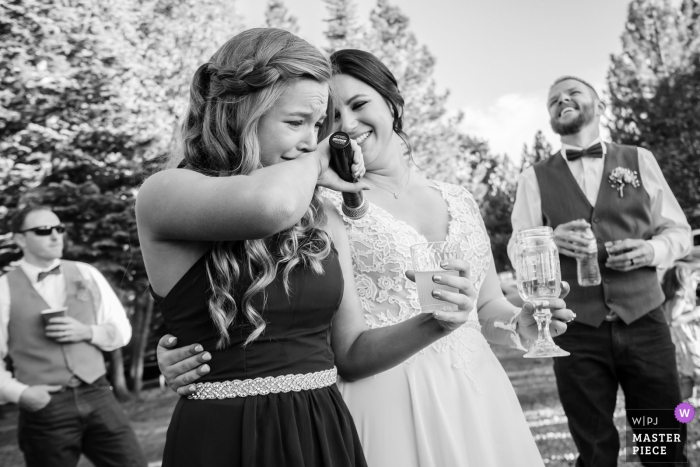 Foto door: <a href="https://www.wpja.com/contests/2018-v14-photography-competition/best-wedding-photographers/2297801"> Shaunte Dittmar - Lake Tahoe California </a> Een jonge dame is overmand door emotie tijdens het maken van een toespraak op dit buitenhuwelijk in Foresthill, Ca