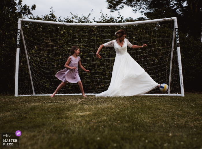 Foto di: <a href="https://www.wpja.com/contests/2018-v14/best-wedding-photographers/2298161"> Robin Goodlad - Wimborne Minster Dorset </a> Heathfield House | Soccer Goalie Bride