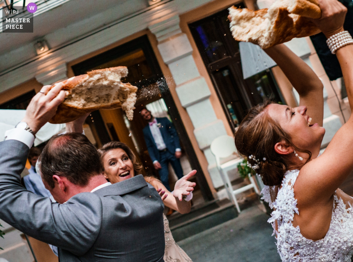 Zdjęcie: <a href="https://www.wpja.com/contests/2018-v14-photography-competition/best-wedding-photographers/2298226"> Boni Bonev - Sofia Sofia </a> Stara bułgarska tradycja - łamanie chleba ślubnego | Sofia, Bułgaria