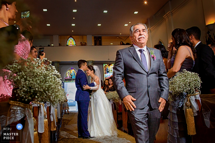 Goiânia Boda Fotoperiodista | El padre regala a su hija en esta ceremonia de boda en la Iglesia de Brasil.