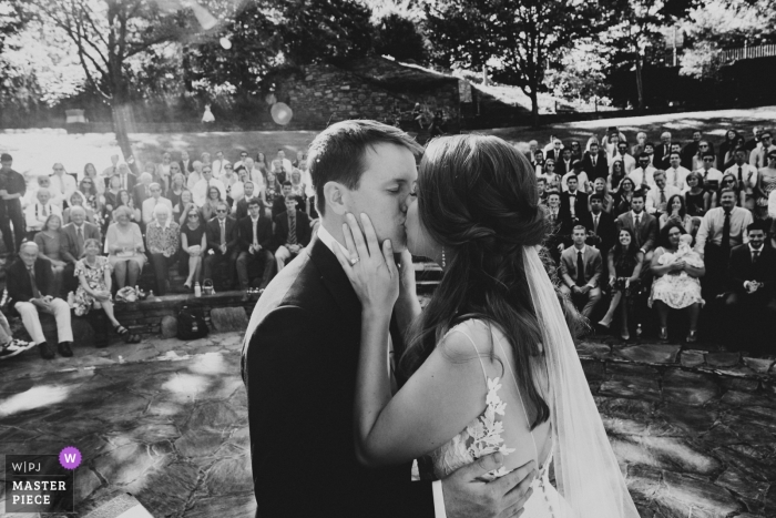 Cerimonia di nozze all'aperto dell'Arboretum del North Carolina - Il bacio della sposa e dello sposo