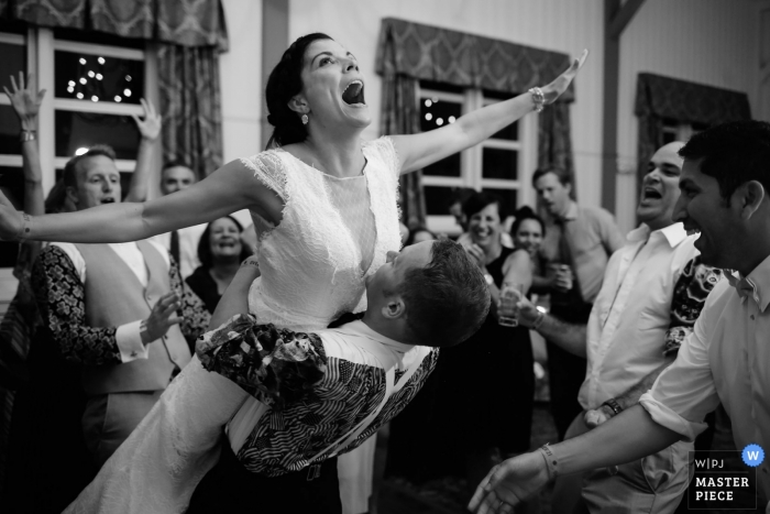 Photo: <a href="https://www.wpja.com/contests/2018-v15/best-wedding-photographers/2305661"> Sarah Priestap - Tunbridge Vermont </a> La mariée prend son envol sur la piste de danse à cette réception de mariage à Ripton, Vermont