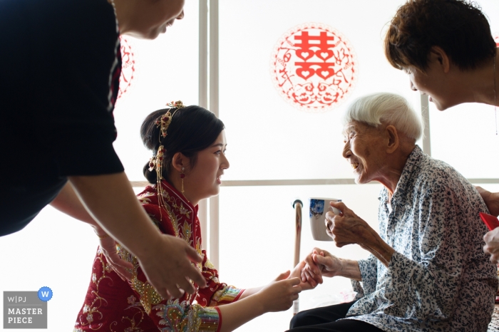 Photo by: <a href="https://www.wpja.com/contests/2018-v15/best-wedding-photographers/2305751">Micky Zhou - Xiangtan </a> Hunan Wedding Photojournalist | China actual day wedding photography of traditional tea ceremony