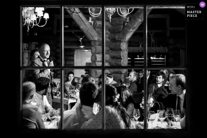 Foto por: <a href="https://www.wpja.com/contests/2018-v15/best-wedding-photographers/2310101"> Sylvain Bouzat - Lyon </a> Foto de boda francesa en los discursos de recepción disparados a través de una ventana de vidrio en Chamonix, Francia Alpes