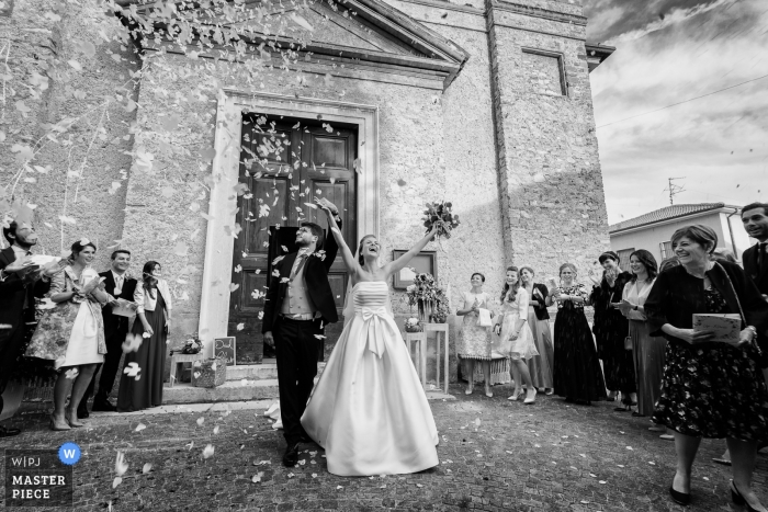 Foto por: <a href="https://www.wpja.com/contests/2018-v15/best-wedding-photographers/2311646"> Alessandro Di Noia - Gussago Brescia </a> Justo afuera de la iglesia - arrojando confeti | Brescia fotografia de boda