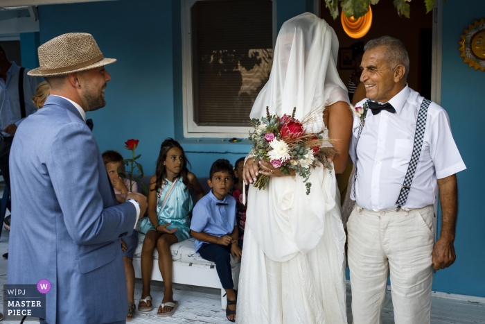 Foto por: <a href="https://www.wpja.com/contests/2018-v15/best-wedding-photographers/2312756"> Ufuk Sarisen - Estambul </a> cesme bodas | papá está trayendo chica turca | Cesme, Izmir, Turquía