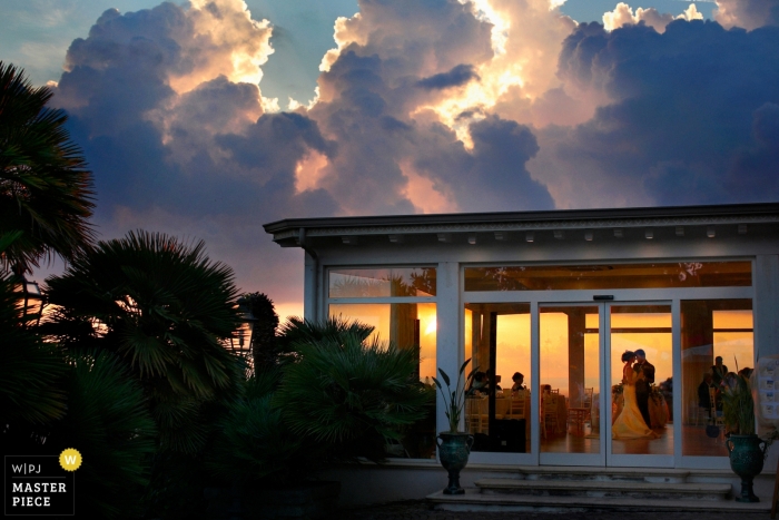 Foto door: <a href="https://www.wpja.com/contests/2018-v15/best-wedding-fotografen/2316906"> Danilo Coluccio - Siderno Reggio Calabria </a> Reggio Calabria buitenkant huwelijksshoot met een paar binnen dansen met een prachtige zonsondergang en fantastische wolken buiten