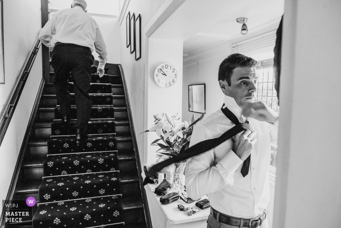 Australia boda foto de un novio atar su corbata en el espejo | Fotografía de la boda de la baya