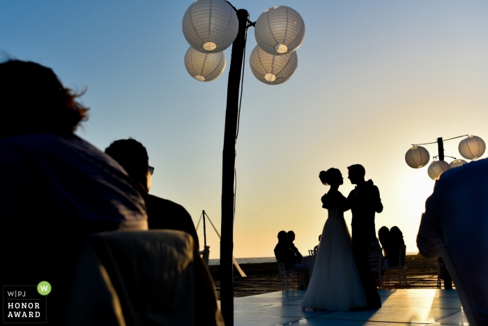 Foto por: <a href="https://www.wpja.com/contests/2018-v16-photography-competition/best-wedding-photographers/2323051"> Juan Carlos Calderon - Puerto Vallarta Jalisco </a> Sesión de bodas en Puerto Vallarta con una pareja bailando en su primer baile en México en la recepción al aire libre