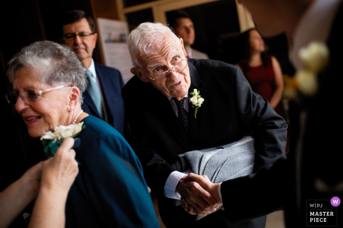 Photo: <a href="https://www.wpja.com/contests/2018-v16/best-wedding-photographers/2323846"> Kevin Trimmer - Île de Rhode à Providence </a> Photo de mariage de Providence d'un couple de personnes âgées ayant un corsage épinglé et se serrant la main | Photographie de mariage à Rhode Island