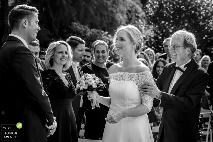Photo: <a href="https://www.wpja.com/contests/2018-v16-photography-competition/best-wedding-photographers/2324836"> Rosa Engel - Aix-la-Chapelle Nordrhein-Westfalen </a> Aix-la-Chapelle mariage photojournalisme image du père présentant sa fille à l'époux lors de la cérémonie en plein air