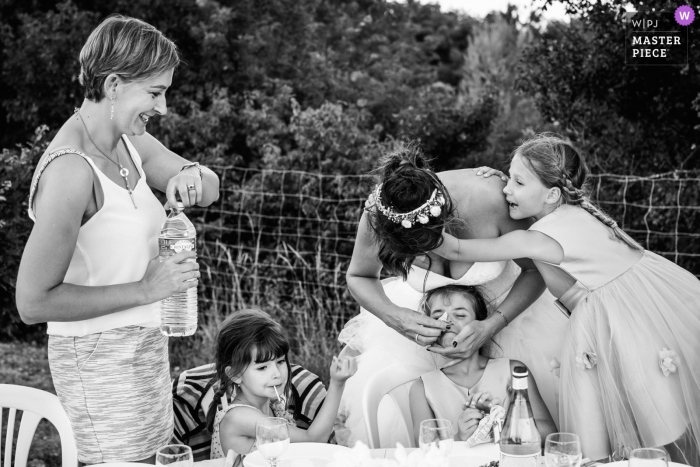 Avignon-Hochzeitsfotografie von Kindern, die an der Rezeption im Freien zu Abend essen