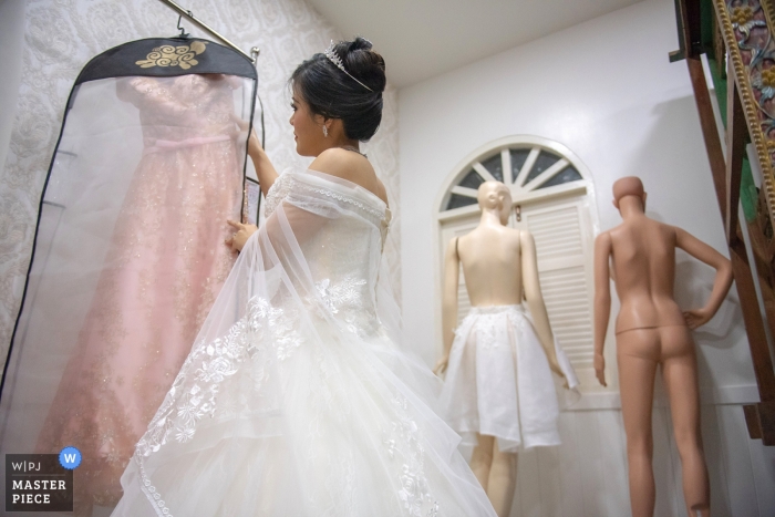 Photo by: <a href="https://www.wpja.com/contests/2018-v16/best-wedding-photographers/2325406">Vutiporn Supanish - Bangkok Bangkok</a> Wedding photojournalism at Nonthaburi - bride checking bridesmaids dresses