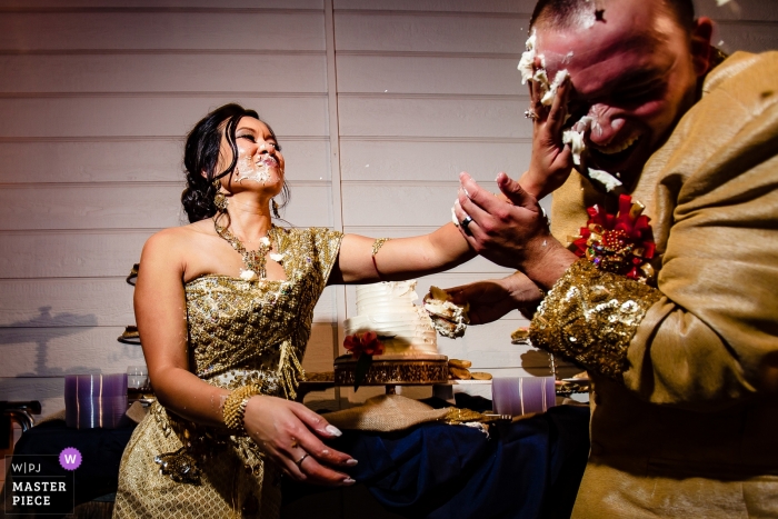 Foto por: <a href="https://www.wpja.com/contests/2018-v16/best-wedding-photographers/2326296"> Raymond Nguyen - Sacramento California </a> Pareja de Sacramento durante su ceremonia de corte de pastel de boda - para romper el pastel o no