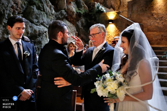 Reggio Calabria Hochzeit Bild des Brautvaters, der seinem neuen Schwiegersohn bei der Zeremonie letzte Anweisungen gab