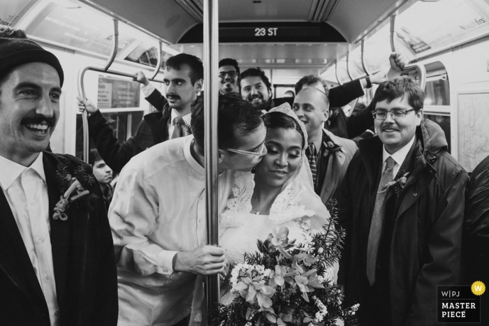 Foto di: <a href="https://www.wpja.com/contests/2018-v16/best-wedding-photographers/2328016"> Sarah Priestap - Tunbridge Vermont </a> Coppia di New York durante l'utilizzo dei mezzi pubblici al loro matrimonio