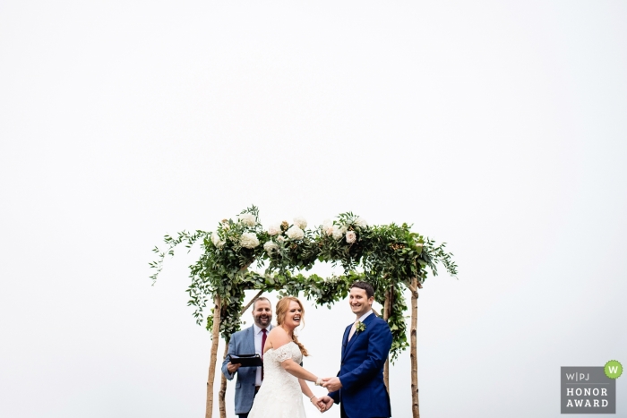 Foto di: <a href="https://www.wpja.com/contests/2018-v16-photography-competition/best-wedding-photographers/2328326"> Jacob Hannah - Lincoln Vermont </a> Waitsfield, Vermont coppia durante la loro cerimonia di nozze all'aperto sotto cielo sereno