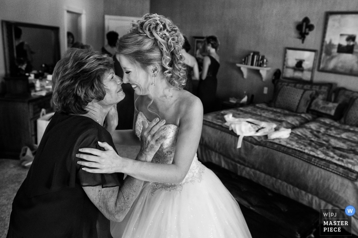 Photo: <a href="https://www.wpja.com/contests/2018-v16/best-wedding-photographers/2328496"> Tara Theilen - Carson City dans le Nevada </a> Graeagle, Californie, photo de mariage de la mariée Partage d'un moment avec sa mère avant la cérémonie | photographies de mariage avec émotion