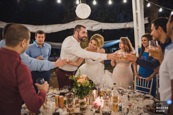 Foto von: <a href="https://www.wpja.com/contests/2018-v17/best-wedding-photographers/2331311"> Hristina Handzhieva - Lovech </a> Lovech Hochzeitsshooting mit ein paar Klirren mit Gästen und Freunden während des Toasts