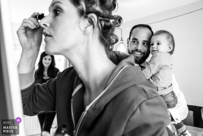 Zdjęcie: <a href="https://www.wpja.com/contests/2018-v17/best-wedding-photographers/2335206"> Kim Rooijackers - Waalre Noord Brabant </a> Zdjęcie ślubne Noord Brabant panny młodej stosowania tuszu do rzęs do oczu, jak kobieta i dziecko patrzeć