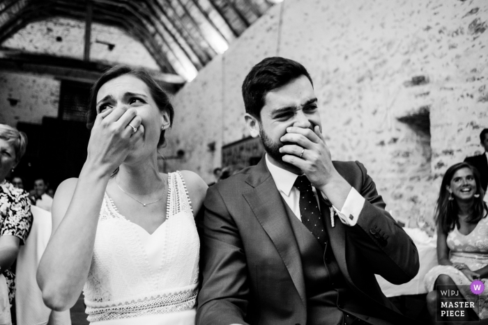 Zdjęcie: <a href="https://www.wpja.com/contests/2018-v17/best-wedding-photographers/2335831"> Estelle Offroy - La Varenne </a> Twarze panny młodej i pana młodego, gdy śmieją się z Chateau de la Fresnay, Angers