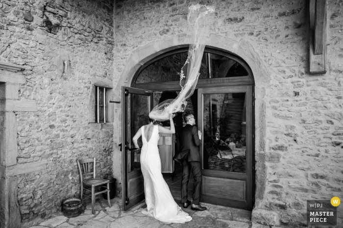 Foto por: <a href="https://www.wpja.com/contests/2018-v17/best-wedding-photographers/2336551"> William Lambelet - Montpellier </a> El tiempo levanta el velo | Boda periodismo periodismo