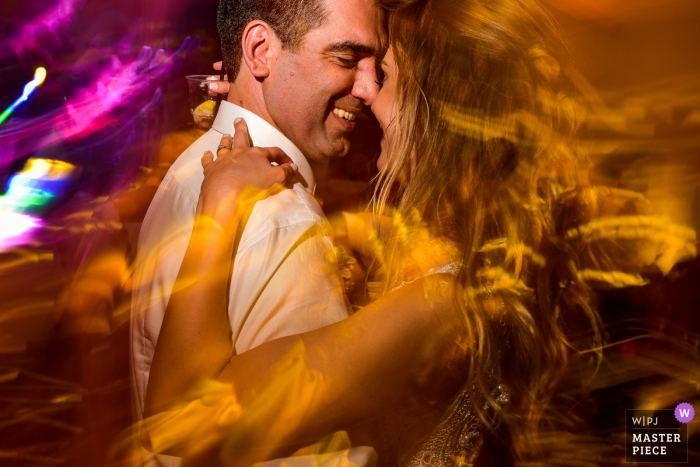 Zdjęcie: <a href="https://www.wpja.com/contests/2018-v17/best-wedding-photographers/2336781"> Vinicius Fadul - Campinas São Paulo </a> Campinas ślubny fotoreportaż obraz pary - powolna migawka wolno tańczy na przyjęciu
