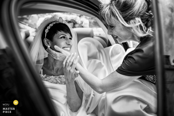 Wedding picture of bride in limo - Reggio Calabria photographer captures moment with mom saying goodbye