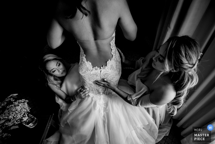 Foto por: <a href="https://www.wpja.com/contests/2018-v17/best-wedding-photographers/2337136"> Raymond Nguyen - Sacramento California </a> Sesión de fotos de boda en Sacramento con damas de honor ayudando a la novia con su vestido