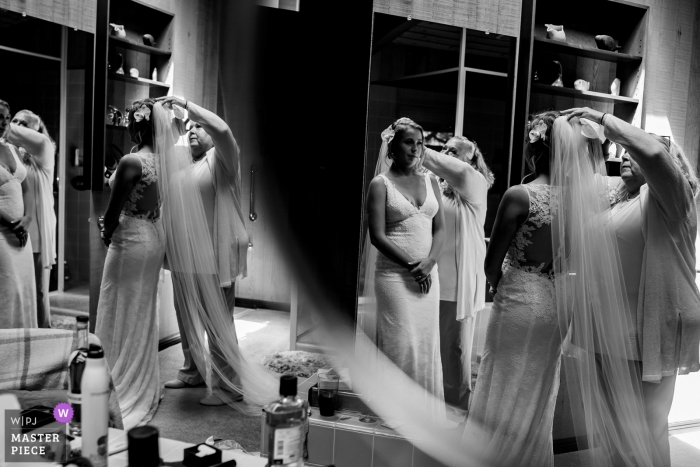 Zdjęcie: <a href="https://www.wpja.com/contests/2018-v17/best-wedding-photographers/2337151"> Raymond Nguyen - Sacramento California </a> Ślubne zdjęcia panny młodej wkładającej welon w wiele luster przez fotografa Sacramento