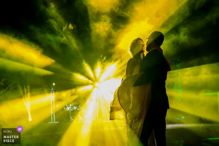 Foto door: <a href="https://www.wpja.com/contests/2018-v17/best-wedding-fotografen/2337596"> Juan Carlos Calderon - Puerto Vallarta Jalisco </a> Bruid en bruidegom dansen met gele en groene DJ-verlichting op hun bruiloft in Mascota, Jalisco. Mexico