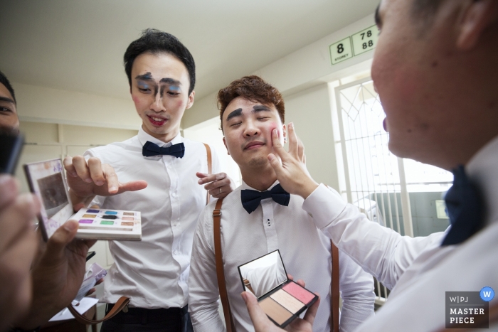 Zdjęcie: <a href="https://www.wpja.com/contests/2018-v17/best-wedding-photographers/2338401"> Joey Yu - Singapur </a> Zdjęcie dokumentalne ślubu Singapuru drużbów Szukam dobrego wzajemnego makijażu