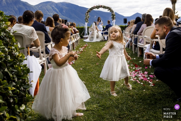 Foto por: <a href="https://www.wpja.com/contests/2018-v17/best-wedding-photographers/2339041"> Ufuk Sarisen - Estambul </a> locarno fotografia de boda | niños jugando con los bubles
