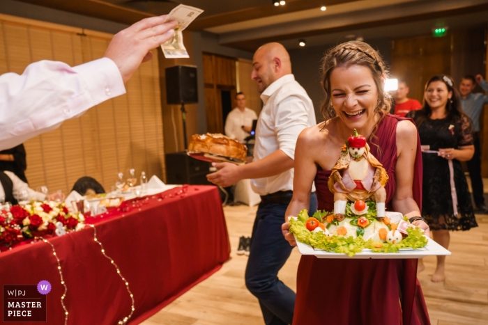Zdjęcie: <a href="https://www.wpja.com/contests/2018-v17/best-wedding-photographers/2339276"> Boni Bonev - Sofia Sofia </a> Dokumentalna fotografia ślubna w recepcji Borovetz | Gra weselna z kurczakiem