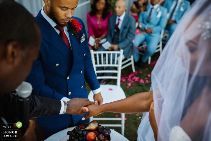 Foto: <a href="https://www.wpja.com/contests/2018-v17-Fotowettbewerb/best-wedding-photographers/2339981"> Julian Kanz - Portofino Genova </a> Hochzeitstrieb mit dem Portofino-Paarhändchenhalten während ihrer Hochzeitszeremonie