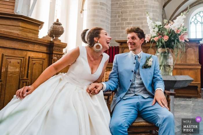 Zdjęcie: <a href="https://www.wpja.com/contests/2018-v17/best-wedding-photographers/2341281"> Natalja van Ommeren - Zwartewaal Zuid Holland </a> Zdjęcie pary śmiejącej się podczas ceremonii przez najlepszego fotografa ślubnego Zuid Holland