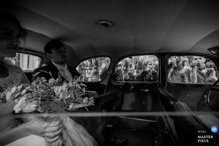 Zdjęcie: <a href="https://www.wpja.com/contests/2018-v17/best-wedding-photographers/2342601"> Gerhard Nel - The Hague Zuid Holland </a> Fotoreportaż ślubny z tylnego siedzenia limuzyny - podróż dla pary młodej w Zuid Holland