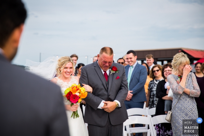 Photo: <a href="https://www.wpja.com/contests/2018-v17/best-wedding-photographers/2343011"> Penny McCoy - Columbia Heights au Minnesota </a> Mariage de Minneapolis avec une mariée et un père qui pleure dans l'allée