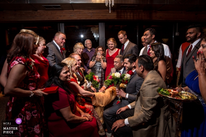 Photo: <a href="https://www.wpja.com/contests/2018-v17/best-wedding-photographers/2343021"> Penny McCoy - Columbia Heights au Minnesota </a> Photo d'un couple entouré de la famille par un photographe de mariage de haut niveau à Minneapolis - Cérémonie indienne Family Love