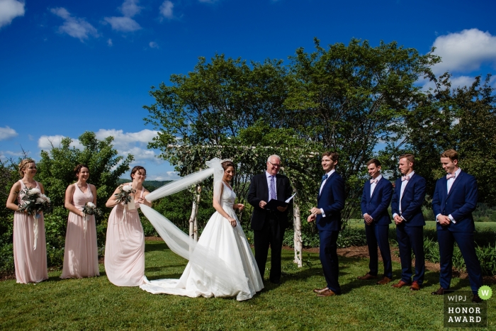 Foto: <a href="https://www.wpja.com/contests/2018-v17-Fotografie-wettbewerb/best-wedding-photographers/2343271"> Megan Hannah - Lincoln Vermont </a> Bild des Schleiers einer Braut, der während der Zeremonie von einem Spitzen-Greensboro, Vermont-Hochzeitsfotograf durchbrennt