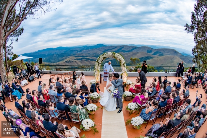 Zdjęcie: <a href="https://www.wpja.com/contests/2018-v17/best-wedding-photographers/2343411"> Wander Menezes - Belo Horizonte Minas Gerais </a> Plenerowa ceremonia ślubna całuje fotografię na Retiro das Pedras - Nova Lima - Minas Gerais - Brazylia