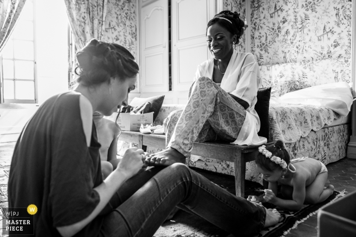 Photo by: <a href="https://www.wpja.com/contests/2018-v18/best-wedding-photographers/2345396">Henri Deroche - Orléans </a> Wedding pictures of women painting toenails by Orleans, France photographer