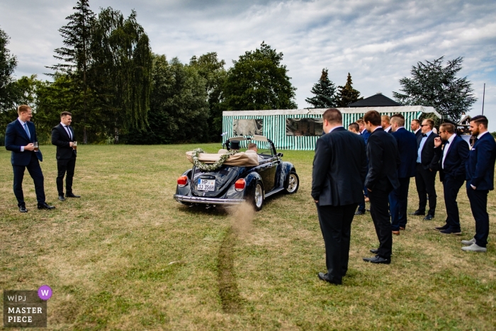 Foto por: <a href="https://www.wpja.com/contests/2018-v18/best-wedding-photographers/2345451"> Tobias Löhr - Niddatal Hessen </a> Pareja de Hesse durante su boda: agotamiento de la hierba con insecto convertible de VW