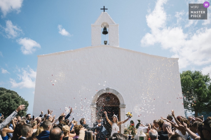 Foto di: <a href="https://www.wpja.com/contests/2018-v18/best-wedding-photographers/2346776"> Matteo Lomonte - Gioia del Colle Bari </a> Foto di matrimonio di sposi lasciando la chiesa sotto i coriandoli e petali di fiori del fotografo barese