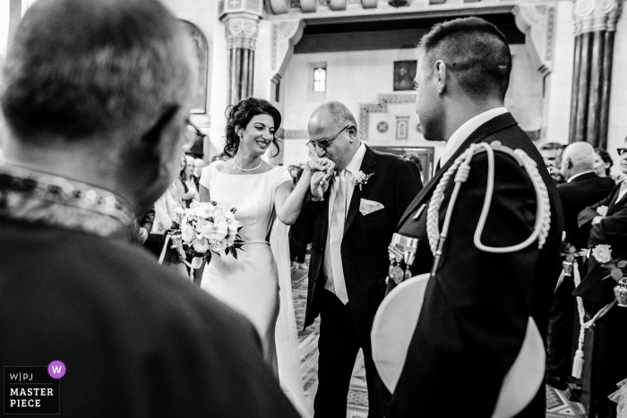 Foto por: <a href="https://www.wpja.com/contests/2018-v18/best-wedding-photographers/2348036"> Florent Cattelain - Labarthe-sur-Lèze </a> Sesión de boda con pareja Haute-Garonne | La novia recibe un beso en la mano de su padre durante la ceremonia.