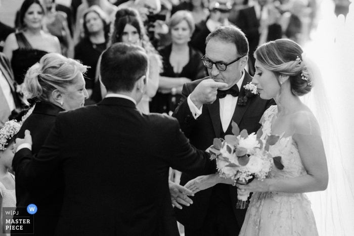 Foto por: <a href="https://www.wpja.com/contests/2018-v18/best-wedding-photographers/2348221"> Nando Ginnetti - Latina Latina </a> Sesión de bodas con una pareja latina y el papá de la novia que la regala con gestos e instrucciones