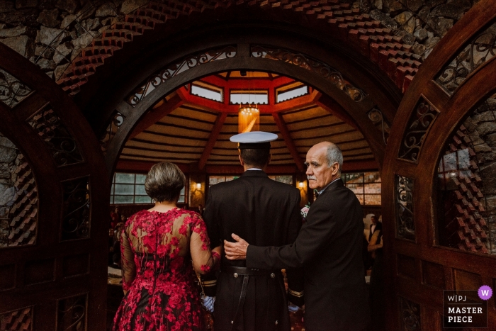 Foto von: <a href="https://www.wpja.com/contests/2018-v18/best-wedding-photographers/2349141"> Camilo Nivia - Cartagena Bolivar </a> Hochzeitsfoto Tibasosa, Kolumbien von einer Militärkirchenhochzeit des Bräutigams und seiner Eltern.
