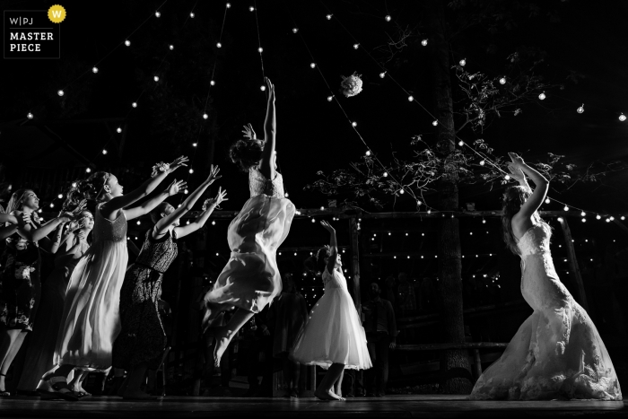 Foto door: <a href="https://www.wpja.com/contests/2018-v18/best-wedding-fotografen/2355836"> Kristina Cazares Neri - San Diego California </a> Lake Arrowhead, CA trouwfoto's | Bruid die boeket werpt aan bruidsmeisjes en vrouwelijke gasten